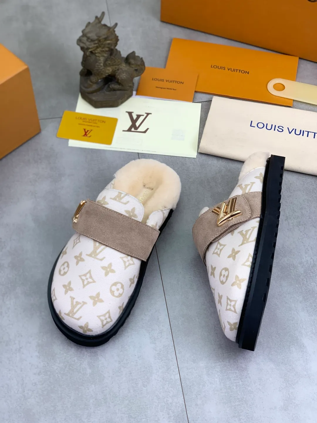 Men's Men's Shoes P480 New Couple Style LV Louis Vuitton L Family Donkey Brand Latest Easy Series Birkenstock Baotou Thick Sole Wool Slippers Sandals Original purchase, development and production This LV Easy sandal is made of suede cow leather, with Monogram pattern to highlight the trendy style. Adjustable straps with illuminated LV letters, flexible insoles and micro outsoles provide a light and comfortable experience. Exquisite packaging at the delivery counter 🛍📦 ▪️Fabric: Original custom imported first-layer cowhide ▪️Inner lining: Original customized warm wool lining ▪️Outsole: Original open-molded rubber foam material ▪️Sole thickness: 4CM ▪️Size: Men and women 35-45